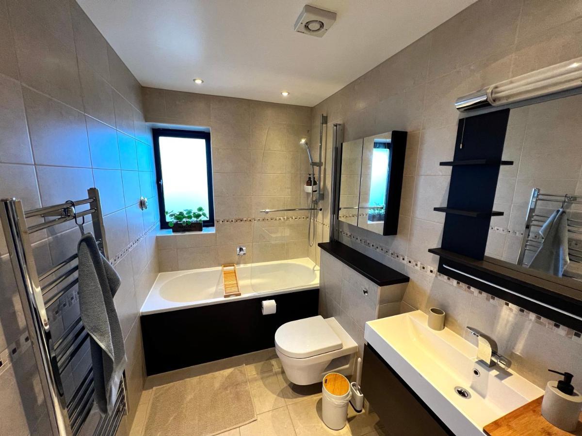 Modern And Cozy 2-Guest Flat With Gated Parking Apartment คิงส์ตันอะพอนเทมส์ ภายนอก รูปภาพ