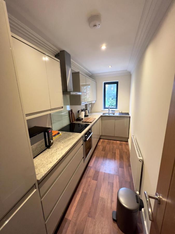 Modern And Cozy 2-Guest Flat With Gated Parking Apartment คิงส์ตันอะพอนเทมส์ ภายนอก รูปภาพ